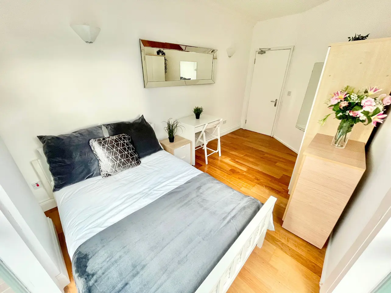 Double room close to Crossharbour